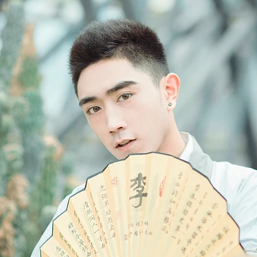 文藝男生帶折扇頭像，唯美古風(fēng)真人頭像