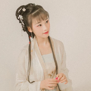 粉色落花拿書女生頭像，唯美古風(fēng)真人頭像