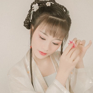 粉色落花拿書女生頭像，唯美古風(fēng)真人頭像