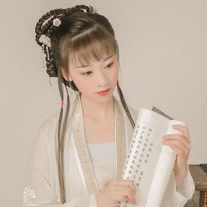 粉色落花拿書女生頭像，唯美古風(fēng)真人頭像