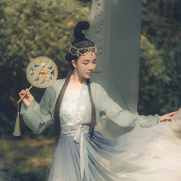 淡雅少女帶團(tuán)扇頭像，唯美古風(fēng)真人頭像