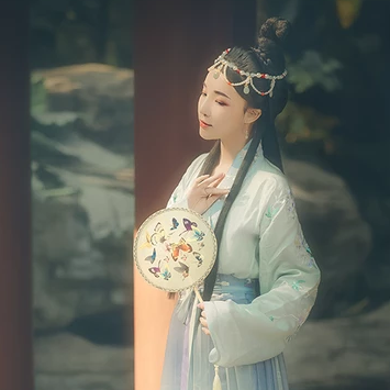 淡雅少女帶團(tuán)扇頭像，唯美古風(fēng)真人頭像