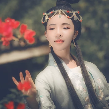 淡雅少女帶團(tuán)扇頭像，唯美古風(fēng)真人頭像