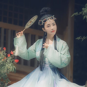 淡雅少女帶團(tuán)扇頭像，唯美古風(fēng)真人頭像