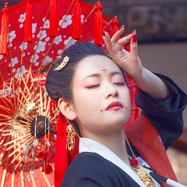 嬌艷紅色帶傘女生頭像，唯美古風(fēng)真人頭像