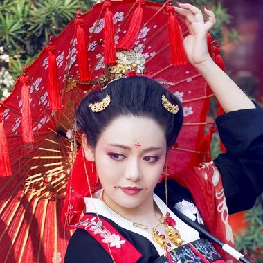 嬌艷紅色帶傘女生頭像，唯美古風(fēng)真人頭像