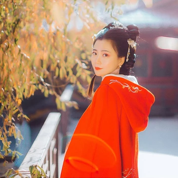 紅色披風(fēng)帶琵琶文藝頭像，唯美古風(fēng)真人頭像
