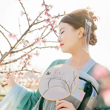 桃花樹下帶團扇女生頭像，唯美古風真人頭像
