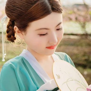 桃花樹下帶團扇女生頭像，唯美古風真人頭像