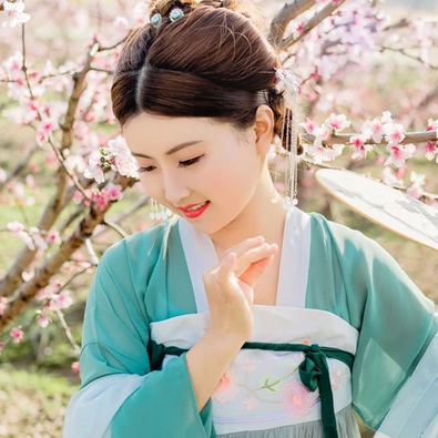 桃花樹下帶團扇女生頭像，唯美古風真人頭像