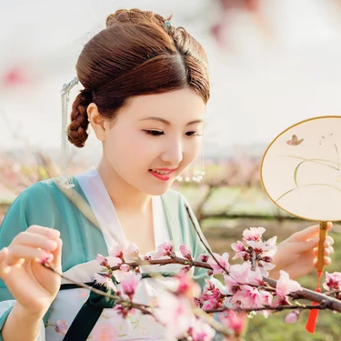桃花樹下帶團扇女生頭像，唯美古風真人頭像