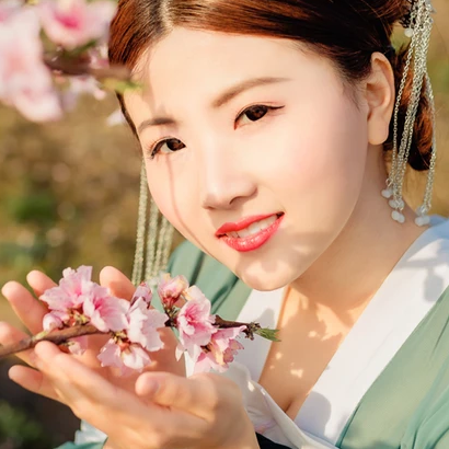 桃花樹下帶團扇女生頭像，唯美古風真人頭像