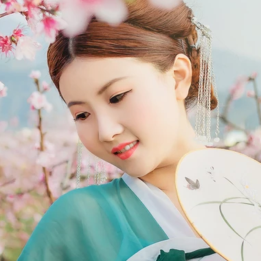 桃花樹下帶團扇女生頭像，唯美古風真人頭像