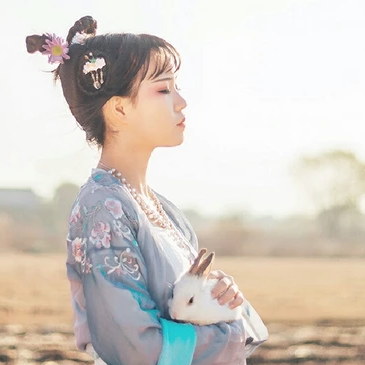 田園里提花籃女生頭像，唯美古風(fēng)真人頭像