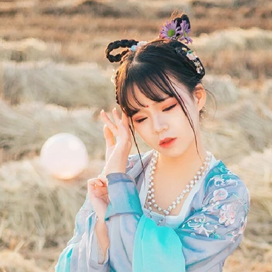 田園里提花籃女生頭像，唯美古風(fēng)真人頭像