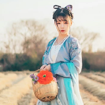 田園里提花籃女生頭像，唯美古風(fēng)真人頭像