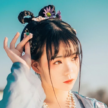 田園里提花籃女生頭像，唯美古風(fēng)真人頭像