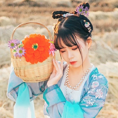 田園里提花籃女生頭像，唯美古風(fēng)真人頭像