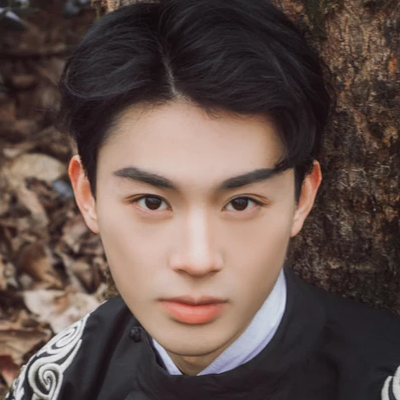 瀟灑帥氣男生帶折扇頭像，唯美古風真人頭像