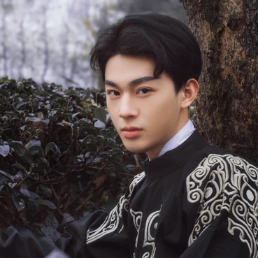 瀟灑帥氣男生帶折扇頭像，唯美古風真人頭像