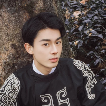 瀟灑帥氣男生帶折扇頭像，唯美古風真人頭像