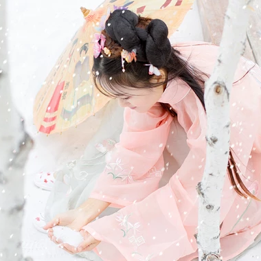 雪景帶傘紅衣女生頭像，唯美古風(fēng)真人頭像