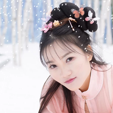 雪景帶傘紅衣女生頭像，唯美古風(fēng)真人頭像