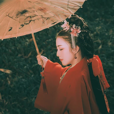 文藝紅衣帶傘女生頭像，唯美古風真人頭像