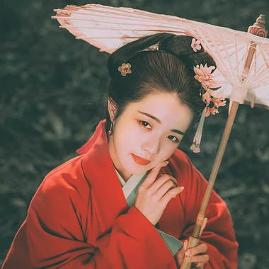 文藝紅衣帶傘女生頭像，唯美古風真人頭像