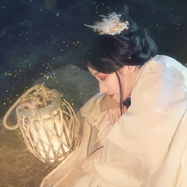 流螢白衣提燈少女頭像，唯美古風(fēng)真人頭像