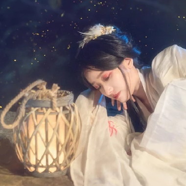 流螢白衣提燈少女頭像，唯美古風(fēng)真人頭像