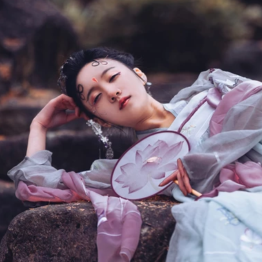 淡紫嬌艷帶團(tuán)扇女生頭像，唯美古風(fēng)真人頭像