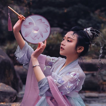 淡紫嬌艷帶團(tuán)扇女生頭像，唯美古風(fēng)真人頭像