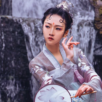 淡紫嬌艷帶團(tuán)扇女生頭像，唯美古風(fēng)真人頭像