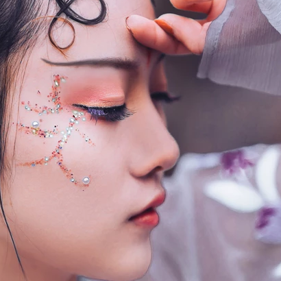 淡紫嬌艷帶團(tuán)扇女生頭像，唯美古風(fēng)真人頭像