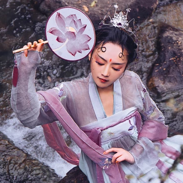 淡紫嬌艷帶團(tuán)扇女生頭像，唯美古風(fēng)真人頭像