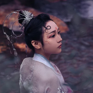 淡紫嬌艷帶團(tuán)扇女生頭像，唯美古風(fēng)真人頭像