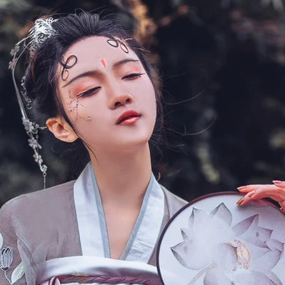 淡紫嬌艷帶團(tuán)扇女生頭像，唯美古風(fēng)真人頭像