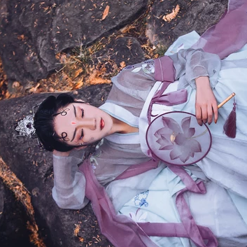 淡紫嬌艷帶團(tuán)扇女生頭像，唯美古風(fēng)真人頭像