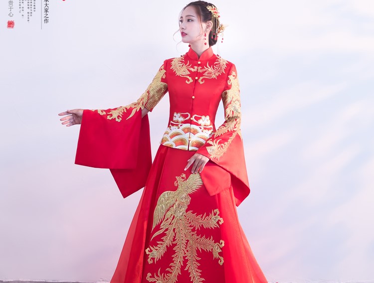 金色鳳凰刺繡新娘結(jié)婚禮服，奢華拖尾中式禮服
