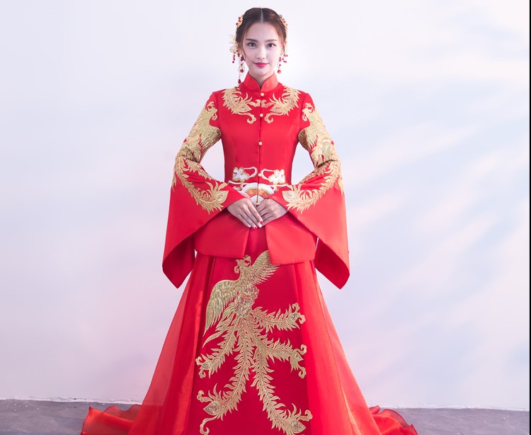 金色鳳凰刺繡新娘結(jié)婚禮服，奢華拖尾中式禮服