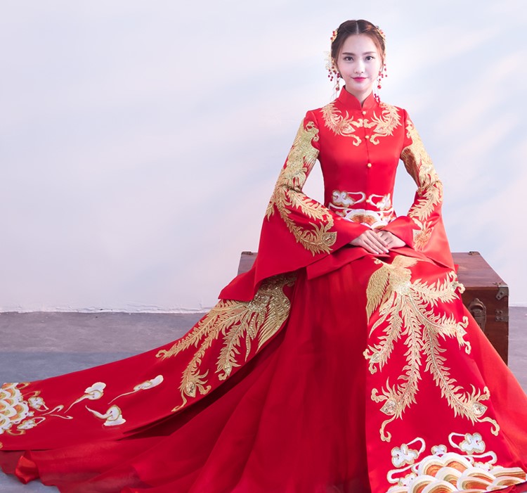 金色鳳凰刺繡新娘結(jié)婚禮服，奢華拖尾中式禮服