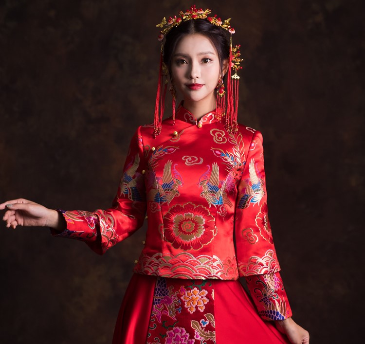 鳳戲牡丹圖案新娘結(jié)婚禮服，優(yōu)雅唯美中式禮服