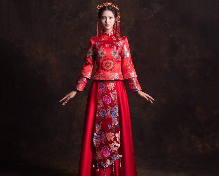 鳳戲牡丹圖案新娘結(jié)婚禮服，優(yōu)雅唯美中式禮服