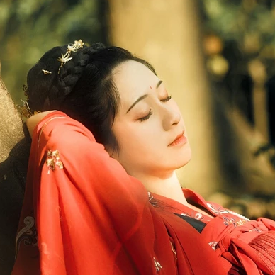 彼岸花團(tuán)扇紅妝紅衣頭像，唯美古風(fēng)真人頭像