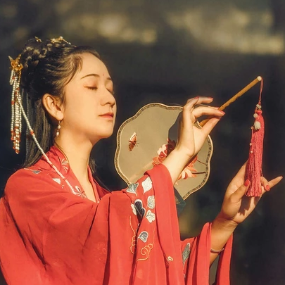 彼岸花團(tuán)扇紅妝紅衣頭像，唯美古風(fēng)真人頭像