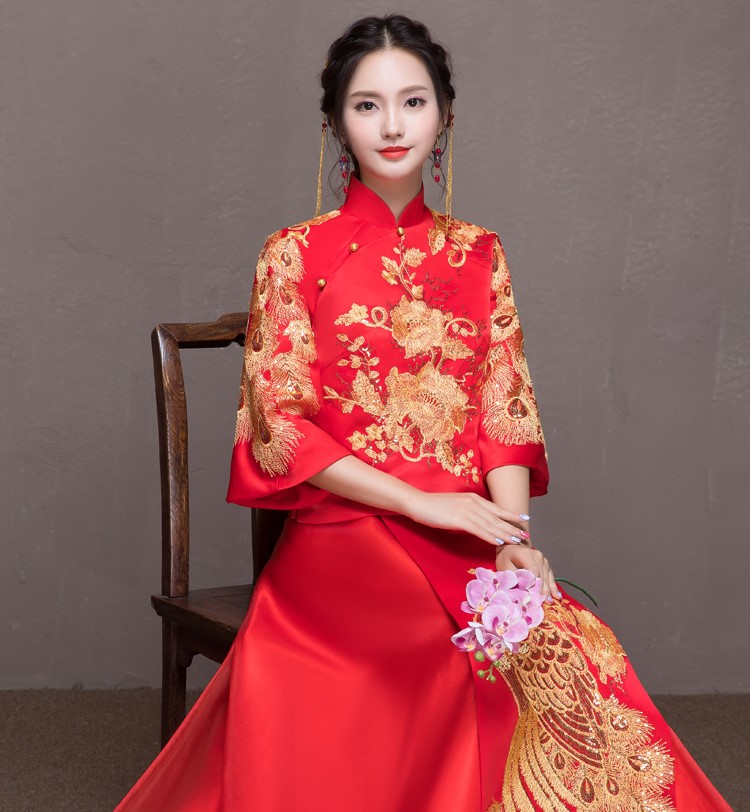 靈動(dòng)金色孔雀中式禮服，唯美新娘禮服