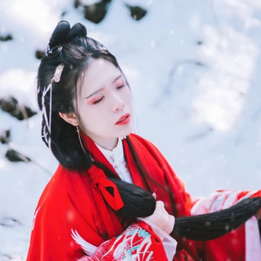 紅衣雪景女生頭像，唯美古風(fēng)真人頭像