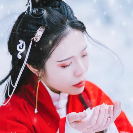 紅衣雪景女生頭像，唯美古風(fēng)真人頭像