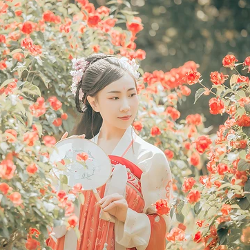 花開帶團扇女生頭像，唯美古風真人頭像